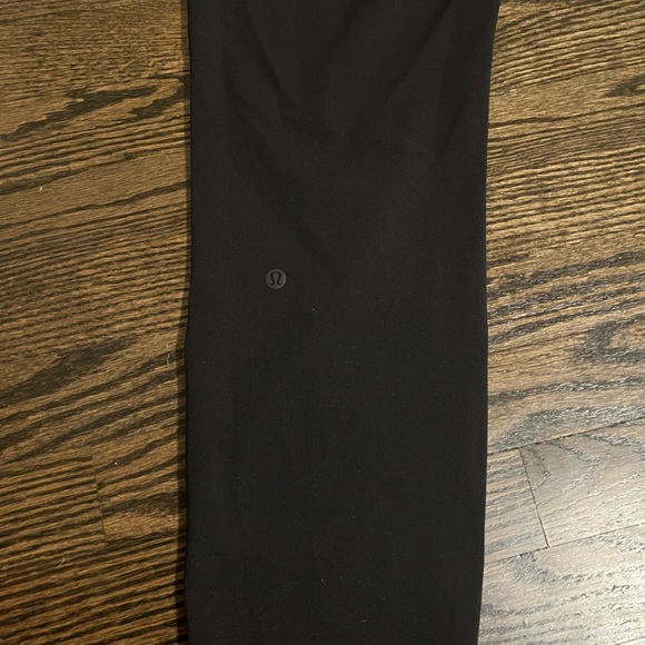 Lululemon Tapered-Leg Mid-Rise Pant 7/8 Length
Luxtreme - Picture 3 of 4
